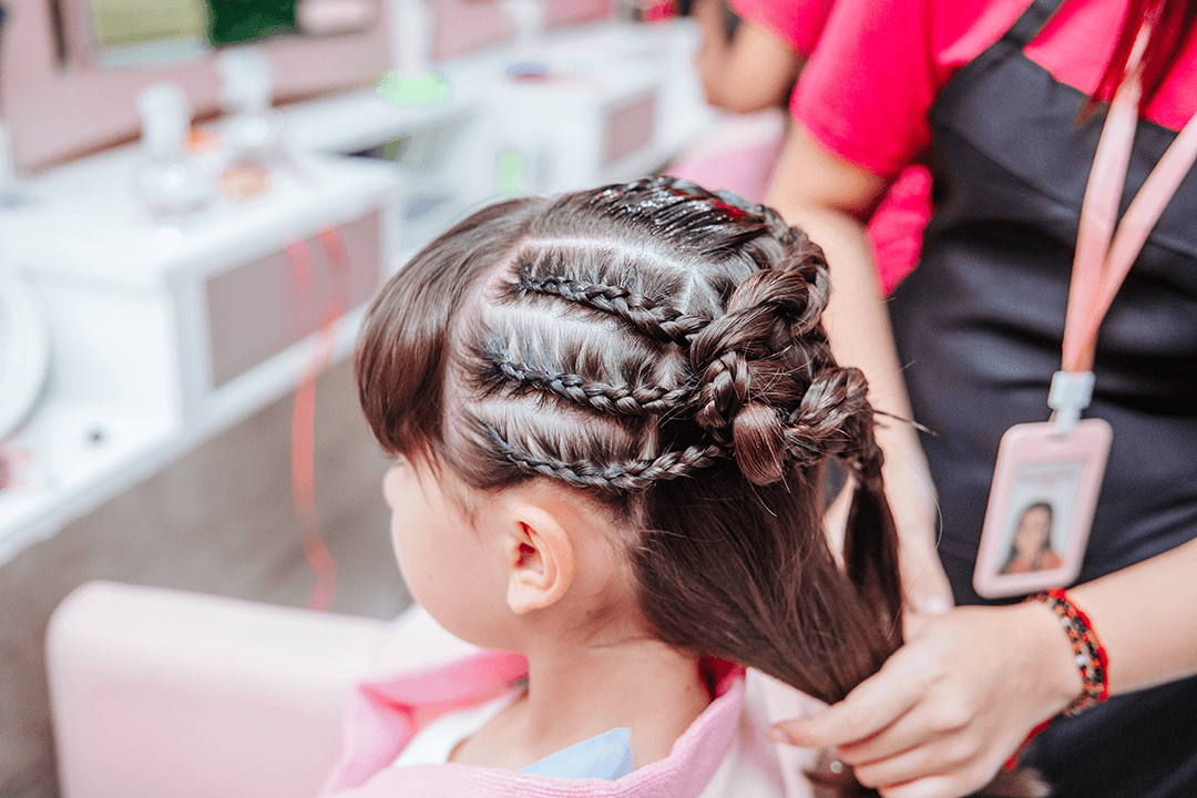 Penteado infantil no Camarim Fashion da Pink Party na Vila Mariana