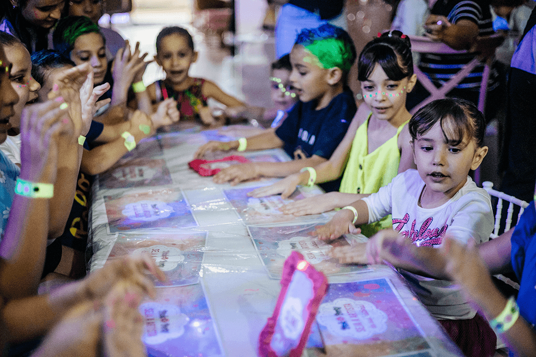 Crianças se divertindo na oficina de slime da Pink Party