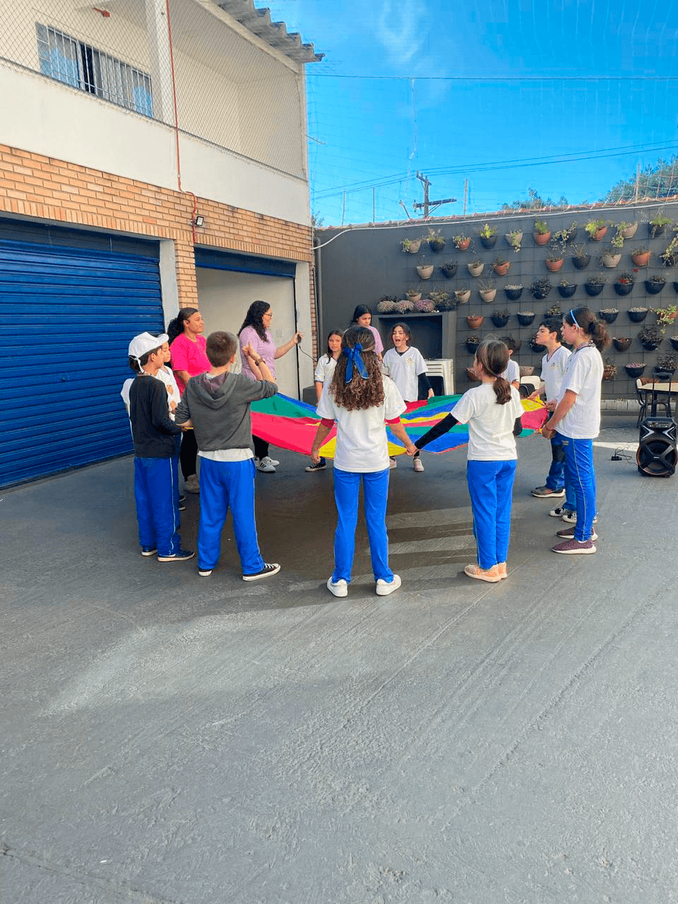Recreadores conduzindo brincadeiras em evento corporativo